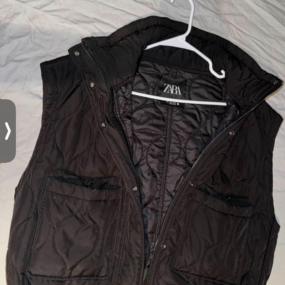Black Zara Quilted Vest with two front pockets. Drawstring at the bottom. - Picture 2 of 3